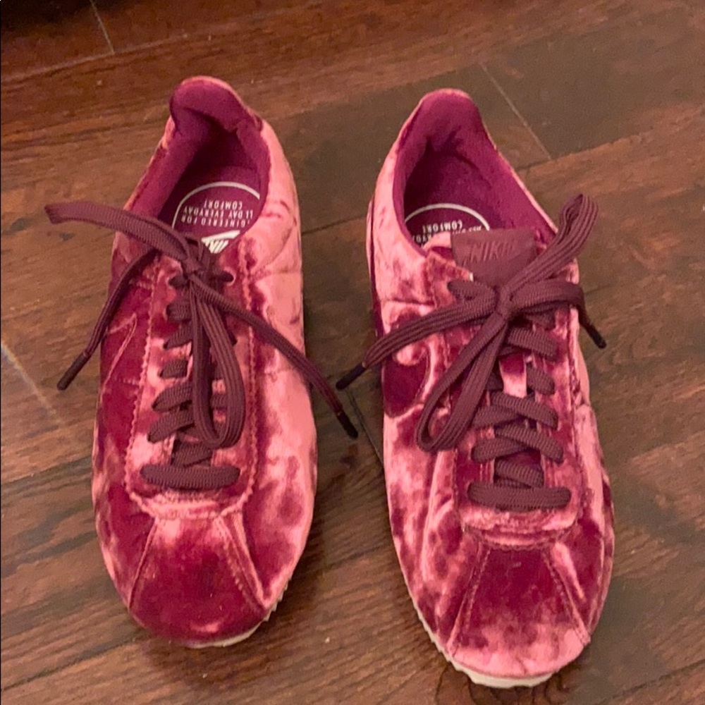 Nike sneaker size 6